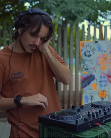 Gabriel Borges mixando na controladora